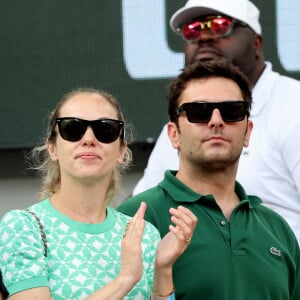 Pio Marmaï et sa compagne Charlotte Ranson en tribunes des Internationaux de France de tennis de Roland Garros 2023 à Paris le 11 juin 2023.