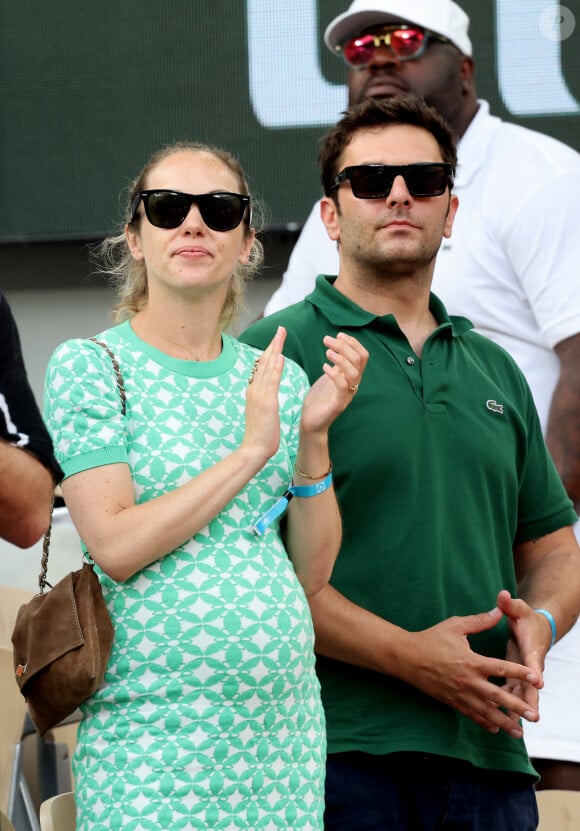 Pio Marmaï et sa compagne Charlotte Ranson en tribunes des Internationaux de France de tennis de Roland Garros 2023 à Paris le 11 juin 2023.