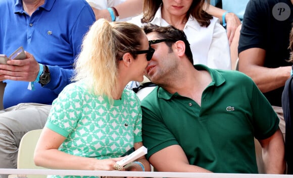 Pio Marmaï et sa compagne Charlotte Ranson en tribunes des Internationaux de France de tennis de Roland Garros 2023 à Paris le 11 juin 2023. © Jacovides-Moreau/Bestimage 