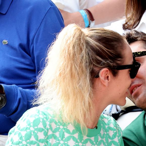 Pio Marmaï et sa compagne Charlotte Ranson en tribunes des Internationaux de France de tennis de Roland Garros 2023 à Paris le 11 juin 2023. © Jacovides-Moreau/Bestimage 