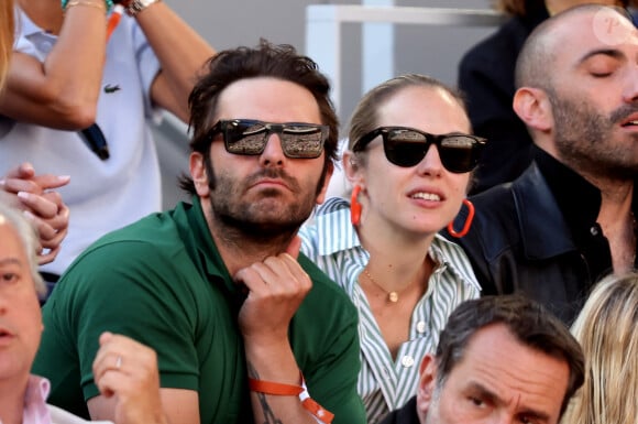 Pio Marmaï et sa compagne Charlotte Ranson - Célébrités dans les tribunes de la finale homme des Internationaux de France de tennis de Roland Garros 2024 à Paris le 9 juin 2024. © Jacovides-Moreau/Bestimage 