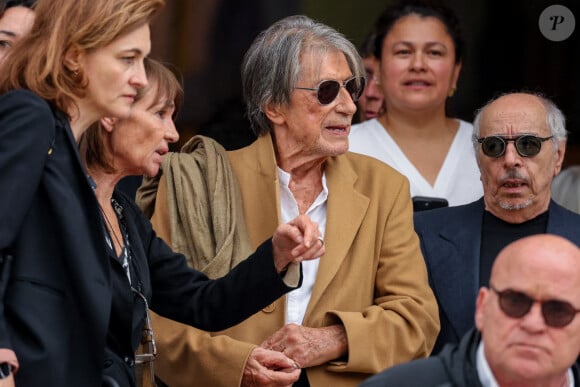 Jacques Dutronc et sa compagne Sylvie Duval - Sortie des obsèques de l'auteure-compositrice-interprète et actrice française Françoise Hardy au crématorium du cimetière du Père-Lachaise à Paris, France, le 20 juin 2024. © Jacovides-Moreau/Bestimage 