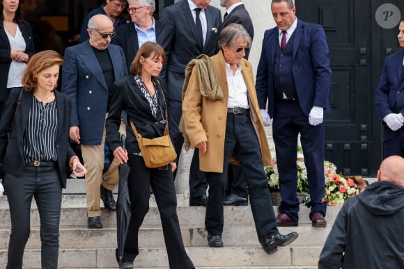 Jacques Dutronc et sa compagne Sylvie Duval - Sortie des obsèques de l'auteure-compositrice-interprète et actrice française Françoise Hardy au crématorium du cimetière du Père-Lachaise à Paris, France, le 20 juin 2024. © Jacovides-Moreau/Bestimage 