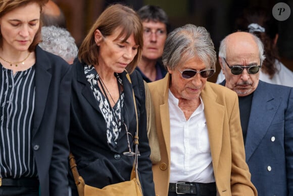 Jacques Dutronc et sa compagne Sylvie Duval - Sortie des obsèques de l'auteure-compositrice-interprète et actrice française Françoise Hardy au crématorium du cimetière du Père-Lachaise à Paris, France, le 20 juin 2024. © Jacovides-Moreau/Bestimage 