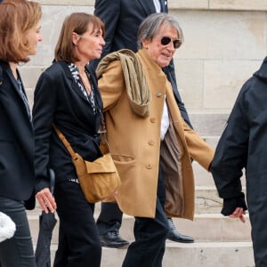 Jacques Dutronc et sa compagne Sylvie Duval - Sortie des obsèques de l'auteure-compositrice-interprète et actrice française Françoise Hardy au crématorium du cimetière du Père-Lachaise à Paris, France, le 20 juin 2024. © Jacovides-Moreau/Bestimage 