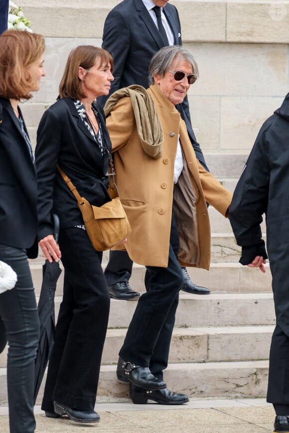 Jacques Dutronc et sa compagne Sylvie Duval - Sortie des obsèques de l'auteure-compositrice-interprète et actrice française Françoise Hardy au crématorium du cimetière du Père-Lachaise à Paris, France, le 20 juin 2024. © Jacovides-Moreau/Bestimage 