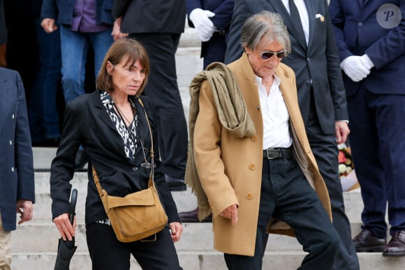 Jacques Dutronc et sa compagne Sylvie Duval - Sortie des obsèques de l'auteure-compositrice-interprète et actrice française Françoise Hardy au crématorium du cimetière du Père-Lachaise à Paris, France, le 20 juin 2024. © Jacovides-Moreau/Bestimage 