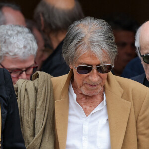 Jacques Dutronc et sa compagne Sylvie Duval - Sortie des obsèques de l'auteure-compositrice-interprète et actrice française Françoise Hardy au crématorium du cimetière du Père-Lachaise à Paris, France, le 20 juin 2024. © Jacovides-Moreau/Bestimage 