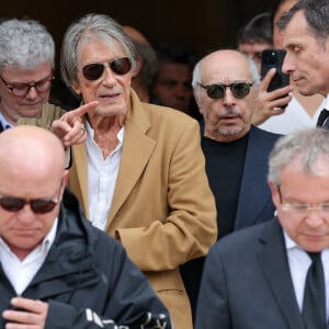 Jacques Dutronc et sa compagne Sylvie Duval - Sortie des obsèques de l'auteure-compositrice-interprète et actrice française Françoise Hardy au crématorium du cimetière du Père-Lachaise à Paris, France, le 20 juin 2024. © Jacovides-Moreau/Bestimage 