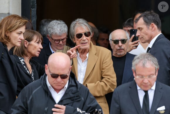 Jacques Dutronc et sa compagne Sylvie Duval - Sortie des obsèques de l'auteure-compositrice-interprète et actrice française Françoise Hardy au crématorium du cimetière du Père-Lachaise à Paris, France, le 20 juin 2024. © Jacovides-Moreau/Bestimage 