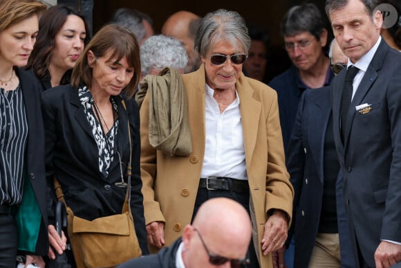 Jacques Dutronc et sa compagne Sylvie Duval - Sortie des obsèques de l'auteure-compositrice-interprète et actrice française Françoise Hardy au crématorium du cimetière du Père-Lachaise à Paris, France, le 20 juin 2024. © Jacovides-Moreau/Bestimage 