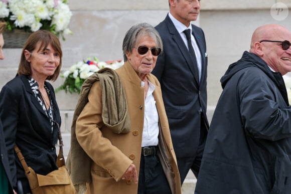 Jacques Dutronc et sa compagne Sylvie Duval - Sortie des obsèques de l'auteure-compositrice-interprète et actrice française Françoise Hardy au crématorium du cimetière du Père-Lachaise à Paris, France, le 20 juin 2024. © Jacovides-Moreau/Bestimage 