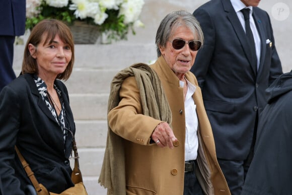 Jacques Dutronc et sa compagne Sylvie Duval - Sortie des obsèques de l'auteure-compositrice-interprète et actrice française Françoise Hardy au crématorium du cimetière du Père-Lachaise à Paris, France, le 20 juin 2024. © Jacovides-Moreau/Bestimage 