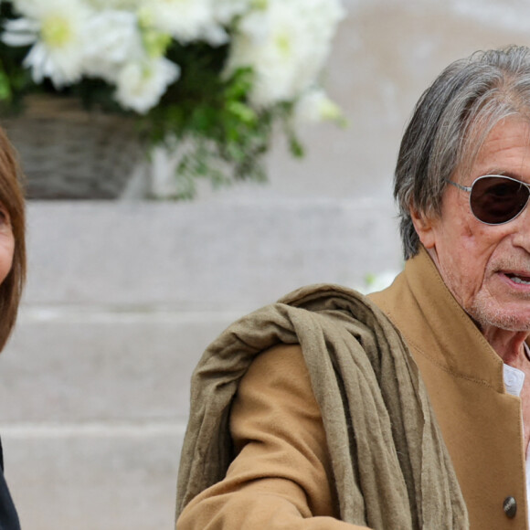 Jacques Dutronc et sa compagne Sylvie Duval - Sortie des obsèques de l'auteure-compositrice-interprète et actrice française Françoise Hardy au crématorium du cimetière du Père-Lachaise à Paris, France, le 20 juin 2024. © Jacovides-Moreau/Bestimage 