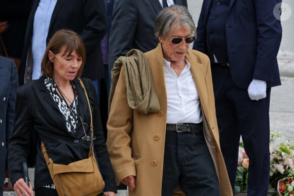 Jacques Dutronc et sa compagne Sylvie Duval - Sortie des obsèques de l'auteure-compositrice-interprète et actrice française Françoise Hardy au crématorium du cimetière du Père-Lachaise à Paris, France, le 20 juin 2024. © Jacovides-Moreau/Bestimage 