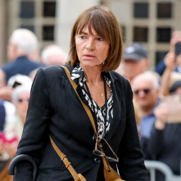 Jacques Dutronc et sa compagne Sylvie Duval - Arrivées aux obsèques de l'auteure-compositrice-interprète et actrice française Françoise Hardy au crématorium du cimetière du Père-Lachaise à Paris, France, le 20 juin 2024. © Jacovides-Moreau/Bestimage 