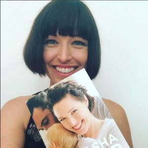 Deux ans après leur rencontre en 2012, les amoureux avaient posé leurs valises dans le Sud-Ouest de la France. 
Natasha St-Pier pose avec son livre Mon petit coeur de beurre. Instagram, mai 2017