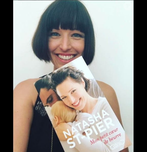 Deux ans après leur rencontre en 2012, les amoureux avaient posé leurs valises dans le Sud-Ouest de la France. 
Natasha St-Pier pose avec son livre Mon petit coeur de beurre. Instagram, mai 2017