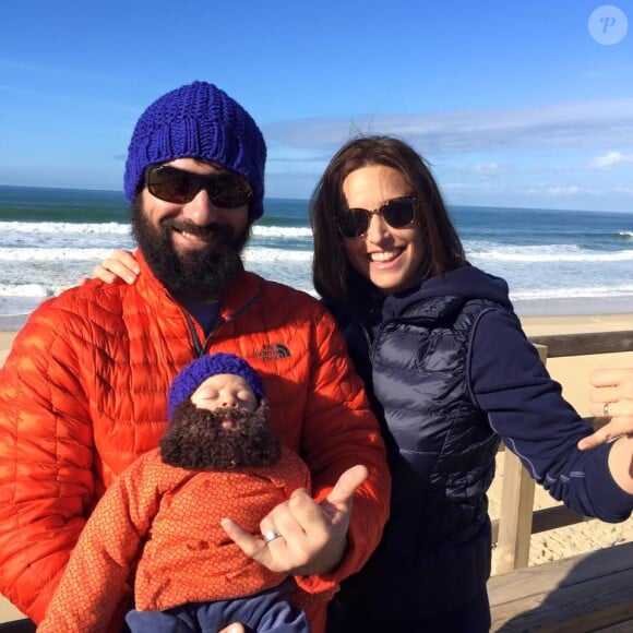 "Nous nous sommes connus sous l'eau. Il participait à une chasse au trésor organisée par Objectif Atlantide avec d'autres membres de sa brigade et moi"
Natasha St-Pier avec son fils Bixente et son mari Grégory - Photo publiée le 20 janvier 2016