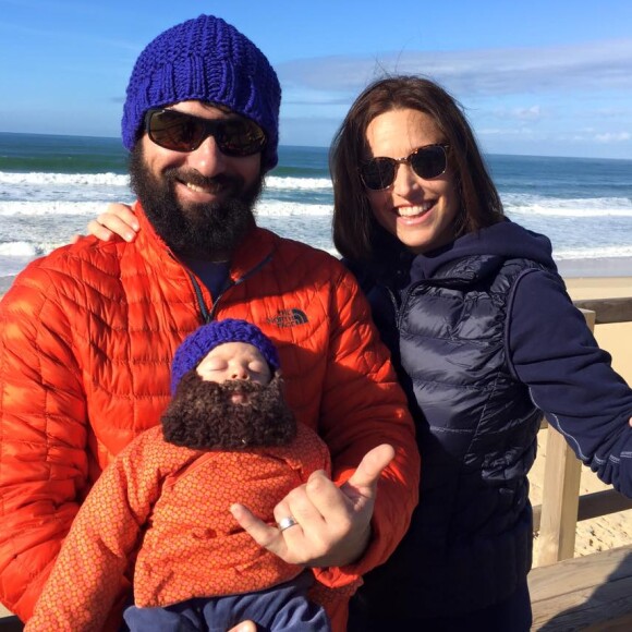 "Nous nous sommes connus sous l'eau. Il participait à une chasse au trésor organisée par Objectif Atlantide avec d'autres membres de sa brigade et moi"
Natasha St-Pier avec son fils Bixente et son mari Grégory - Photo publiée le 20 janvier 2016