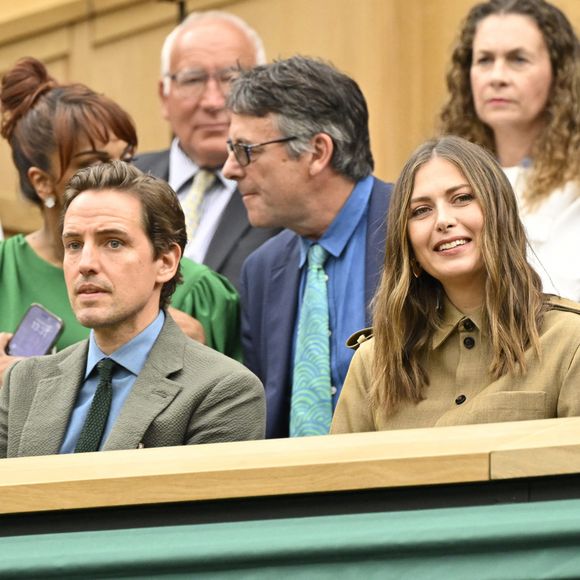 Pour l'occasion, les amoureux ont opté pour des looks très sobres et chics
 
Maria Sharapova et son fiancé Alexander Gilkes assistent au tournoi de tennis de Wimbledon (24 juin - 14 juillet 2024) à Londres, le 3 juillet 2024. © Chryslene Caillaud / Panoramic / Bestimage