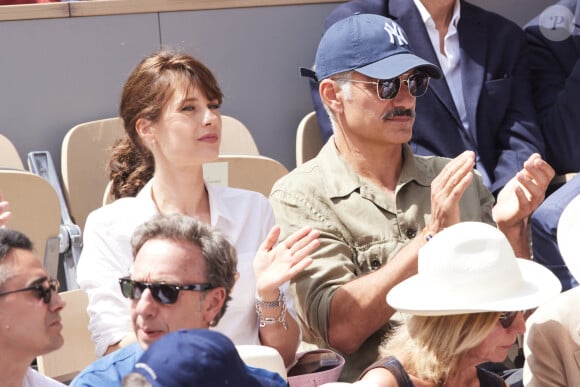 François Vincentelli et sa femme Alice Dufour - Célébrités dans les tribunes de la finale homme des Internationaux de France de tennis de Roland Garros 2024 à Paris le 9 juin 2024. © Jacovides-Moreau/Bestimage