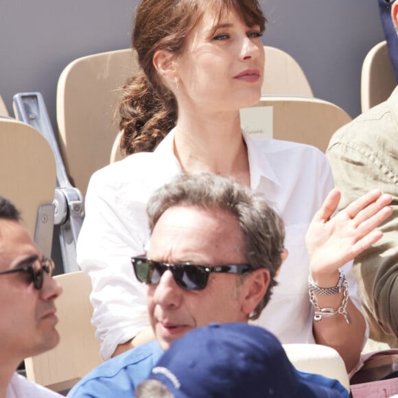 François Vincentelli et sa femme Alice Dufour - Célébrités dans les tribunes de la finale homme des Internationaux de France de tennis de Roland Garros 2024 à Paris le 9 juin 2024. © Jacovides-Moreau/Bestimage