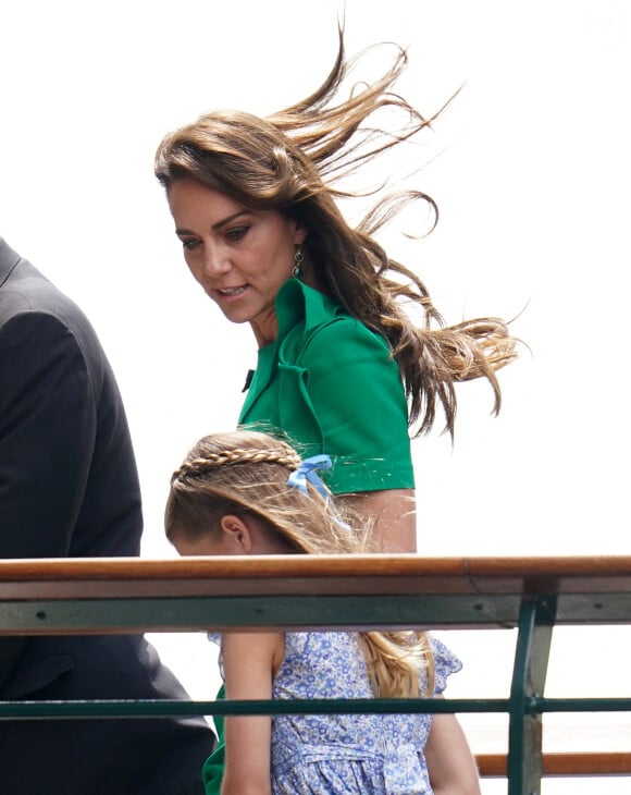 La princesse de Galles et la princesse Charlotte sont accompagnées par le président de l'AELTC, Ian Hewitt, lors de la quatorzième journée des championnats de Wimbledon 2023 au All England Lawn Tennis and Croquet Club à Wimbledon. Londres, Royaume-Uni, le dimanche 16 juillet 2023. Photo par John Walton/PA Wire/ABACAPRESS.COM