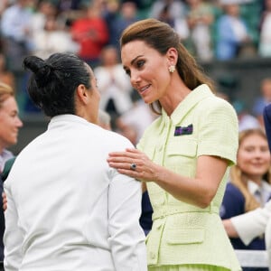 La princesse de Galles réconforte Ons Jabeur, vice-championne du monde, à la fin de la finale dames sur le court central de Wimbledon, lors des championnats de tennis de Wimbledon 2023, à Londres, au Royaume-Uni, le 15 juillet 2023. Photo par Paul Edwards/The Sun/News Licensing/ABACAPRESS.COM