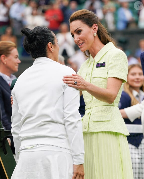 La princesse de Galles réconforte Ons Jabeur, vice-championne du monde, à la fin de la finale dames sur le court central de Wimbledon, lors des championnats de tennis de Wimbledon 2023, à Londres, au Royaume-Uni, le 15 juillet 2023. Photo par Paul Edwards/The Sun/News Licensing/ABACAPRESS.COM