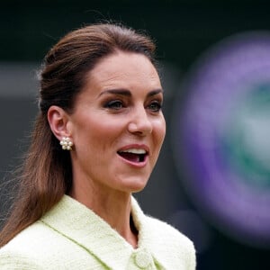 La princesse de Galles avant de remettre le plat Venus à l'eau de rose à Marketa Vondrousova lors de la treizième journée des championnats de Wimbledon 2023 au All England Lawn Tennis and Croquet Club à Wimbledon. Londres, Royaume-Uni, le samedi 15 juillet 2023. Photo par John Walton/PA Wire/ABACAPRESS.COM