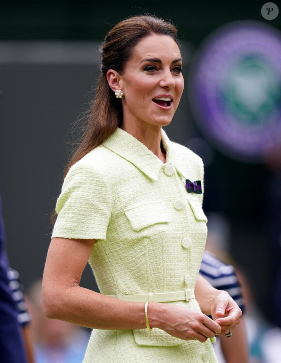 La princesse de Galles avant de remettre le plat Venus à l'eau de rose à Marketa Vondrousova lors de la treizième journée des championnats de Wimbledon 2023 au All England Lawn Tennis and Croquet Club à Wimbledon. Londres, Royaume-Uni, le samedi 15 juillet 2023. Photo par John Walton/PA Wire/ABACAPRESS.COM