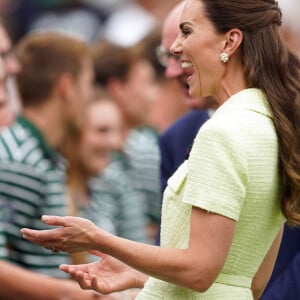 La princesse de Galles rencontre les ramasseurs de balles lors de la finale du simple dames le treizième jour des championnats de Wimbledon 2023 au All England Lawn Tennis and Croquet Club à Wimbledon. Londres, Royaume-Uni, le samedi 15 juillet 2023. Photo par Victoria Jones/PA Wire/ABACAPRESS.COM