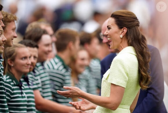 La princesse de Galles rencontre les ramasseurs de balles lors de la finale du simple dames le treizième jour des championnats de Wimbledon 2023 au All England Lawn Tennis and Croquet Club à Wimbledon. Londres, Royaume-Uni, le samedi 15 juillet 2023. Photo par Victoria Jones/PA Wire/ABACAPRESS.COM