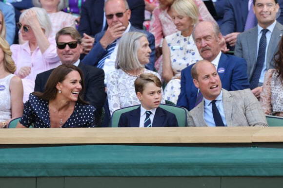 Le prince William, Kate Middleton et le prince George dans la loge royale pour la finale du simple messieurs lors de la dernière journée des championnats de tennis de Wimbledon à Londres, au Royaume-Uni, le 10 juillet 2022. Photo par Stephen Lock/i-Images/ABACAPRESS.COM