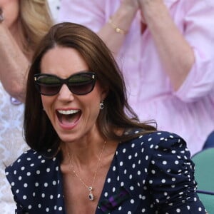 L'occasion pour tous d'admirer ses tenues, mais aussi ses fous rires
Le Prince William, Kate Middleton et le Prince George dans la loge royale pour la finale du simple messieurs lors de la dernière journée des championnats de tennis de Wimbledon à Londres, Royaume-Uni, le 10 juillet 2022. Photo par Stephen Lock/i-Images/ABACAPRESS.COM