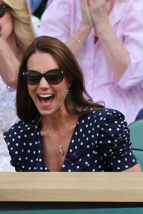 L'occasion pour tous d'admirer ses tenues, mais aussi ses fous rires
Le Prince William, Kate Middleton et le Prince George dans la loge royale pour la finale du simple messieurs lors de la dernière journée des championnats de tennis de Wimbledon à Londres, Royaume-Uni, le 10 juillet 2022. Photo par Stephen Lock/i-Images/ABACAPRESS.COM