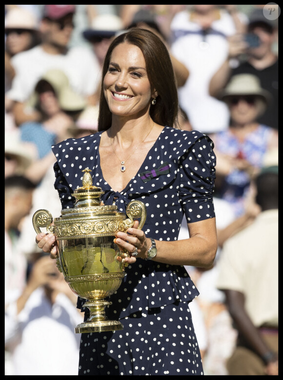 Kate Middleton, la duchesse de Cambridge, remet le trophée du simple messieurs à Novak Djokovic lors de la dernière journée des championnats de tennis de Wimbledon à Londres, au Royaume-Uni, le 10 juillet 2022. Photo par Stephen Lock / i-Images/ABACAPRESS.COM