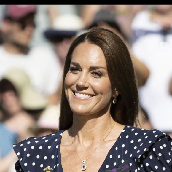 Kate Middleton, la duchesse de Cambridge, remet le trophée du simple messieurs à Novak Djokovic lors de la dernière journée des championnats de tennis de Wimbledon à Londres, au Royaume-Uni, le 10 juillet 2022. Photo par Stephen Lock / i-Images/ABACAPRESS.COM