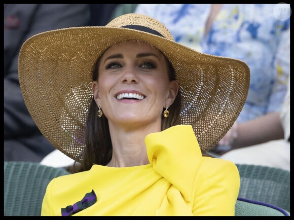 Kate Middleton, duchesse de Cambridge, regarde la finale du double masculin lors de la treizième journée des championnats de tennis de Wimbledon à Londres, au Royaume-Uni, le 09 juillet 2022. Photo par Stephen Lock / i-Images/ABACAPRESS.COM