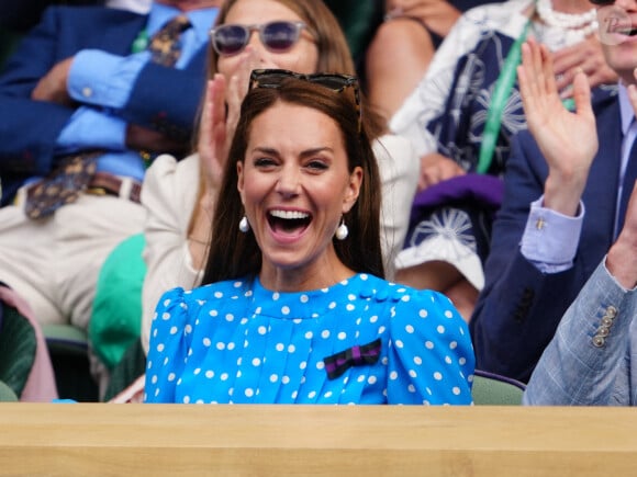 La duchesse de Cambridge dans les tribunes du court 1 regarde le quart de finale du simple messieurs entre Cameron Norrie et David Goffin lors de la neuvième journée des Championnats de Wimbledon 2022 au All England Lawn Tennis and Croquet Club, Wimbledon, Royaume-Uni, mardi 5 juillet 2022. Photo par News Licensing/ABACAPRESS.COM