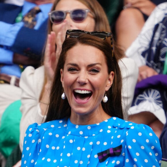 La duchesse de Cambridge dans les tribunes du court 1 regarde le quart de finale du simple messieurs entre Cameron Norrie et David Goffin lors de la neuvième journée des Championnats de Wimbledon 2022 au All England Lawn Tennis and Croquet Club, Wimbledon, Royaume-Uni, mardi 5 juillet 2022. Photo par News Licensing/ABACAPRESS.COM