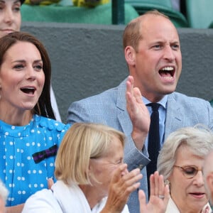 Le duc et la duchesse de Cambridge dans les tribunes du court 1 regardent le quart de finale du simple messieurs entre Cameron Norrie et David Goffin lors de la neuvième journée des Championnats de Wimbledon 2022 au All England Lawn Tennis and Croquet Club, Wimbledon, Royaume-Uni, mardi 5 juillet 2022. Photo par Stephen Lock/i-Images/ABACAPRESS.COM