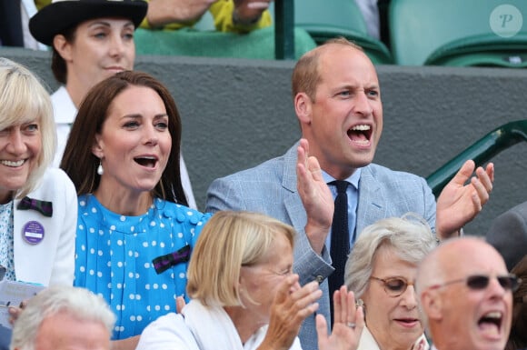 Le duc et la duchesse de Cambridge dans les tribunes du court 1 regardent le quart de finale du simple messieurs entre Cameron Norrie et David Goffin lors de la neuvième journée des Championnats de Wimbledon 2022 au All England Lawn Tennis and Croquet Club, Wimbledon, Royaume-Uni, mardi 5 juillet 2022. Photo par Stephen Lock/i-Images/ABACAPRESS.COM