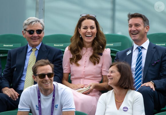 La duchesse de Cambridge, patronne du All England Lawn Tennis Club sur le court n°3 avec son père Michael Middleton (à gauche) et Scott Lloyd LTA Chief Executive pendant le match Gordon Reid et Joachim Gerard en finale du Gentlemen's Wheelchair Singles le treizième jour de Wimbledon au All England Lawn Tennis and Croquet Club, Wimbledon. Londres, Royaume-Uni, le dimanche 11 juillet 2021. Photo par Ian Walton/AELTC Pool/PA Wire /ABACAPRESS.COM