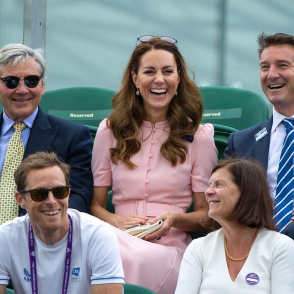 La duchesse de Cambridge, patronne du All England Lawn Tennis Club sur le court n°3 avec son père Michael Middleton (à gauche) et Scott Lloyd LTA Chief Executive pendant le match Gordon Reid et Joachim Gerard en finale du Gentlemen's Wheelchair Singles le treizième jour de Wimbledon au All England Lawn Tennis and Croquet Club, Wimbledon. Londres, Royaume-Uni, le dimanche 11 juillet 2021. Photo par Ian Walton/AELTC Pool/PA Wire /ABACAPRESS.COM