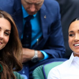 La duchesse de Cambridge et la duchesse de Sussex lors de la douzième journée des championnats de Wimbledon au All England Lawn Tennis and Croquet Club, Wimbledon. Londres, Royaume-Uni, le samedi 13 juillet 2019. Photo par Adam Davy/PA Wire/ABACAPRESS.COM