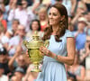 Elle remet donc chaque année le trophée au vainqueur...
Championnats de tennis de Wimbledon 2019 La duchesse de Cambridge présente le trophée gagnant, la duchesse console Roger Federer et félicite Novak Djokovic. Londres, Royaume-Uni, 14 juillet 2019. Photo par Paul Edwards/The Sun/News Licensing/ABACAPRESS.COM