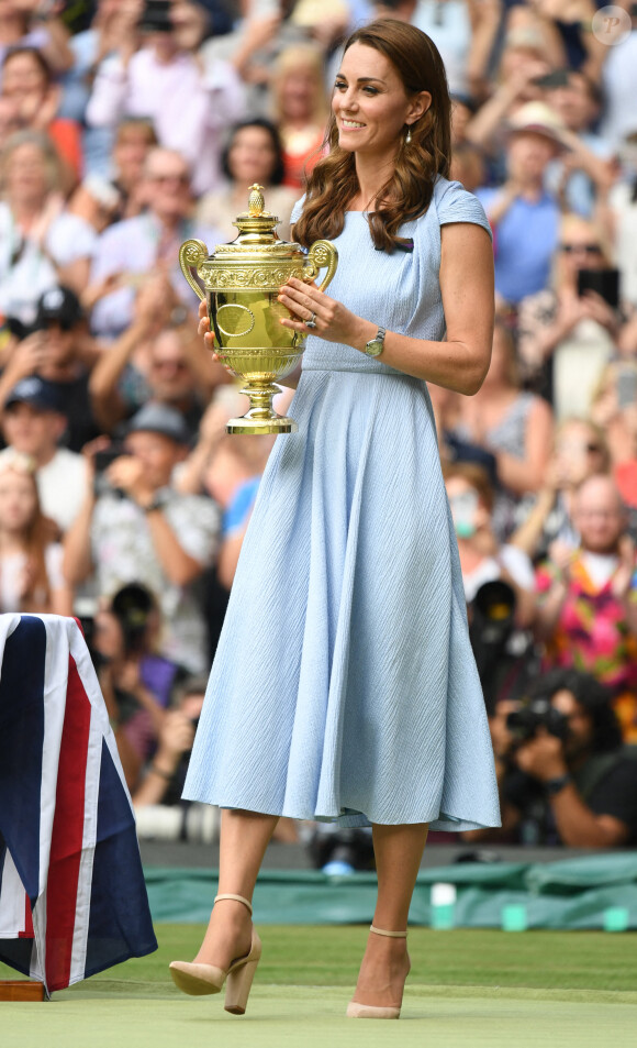 Elle remet donc chaque année le trophée au vainqueur...
Championnats de tennis de Wimbledon 2019 La duchesse de Cambridge présente le trophée gagnant, la duchesse console Roger Federer et félicite Novak Djokovic. Londres, Royaume-Uni, 14 juillet 2019. Photo par Paul Edwards/The Sun/News Licensing/ABACAPRESS.COM