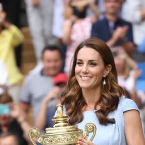 La duchesse de Cambridge regarde la finale du simple messieurs lors de la dernière journée des championnats de tennis de Wimbledon à Londres, au Royaume-Uni, le 14 juillet 2019. Photo par Stephen Lock/i-Images/ABACAPRESS.COM